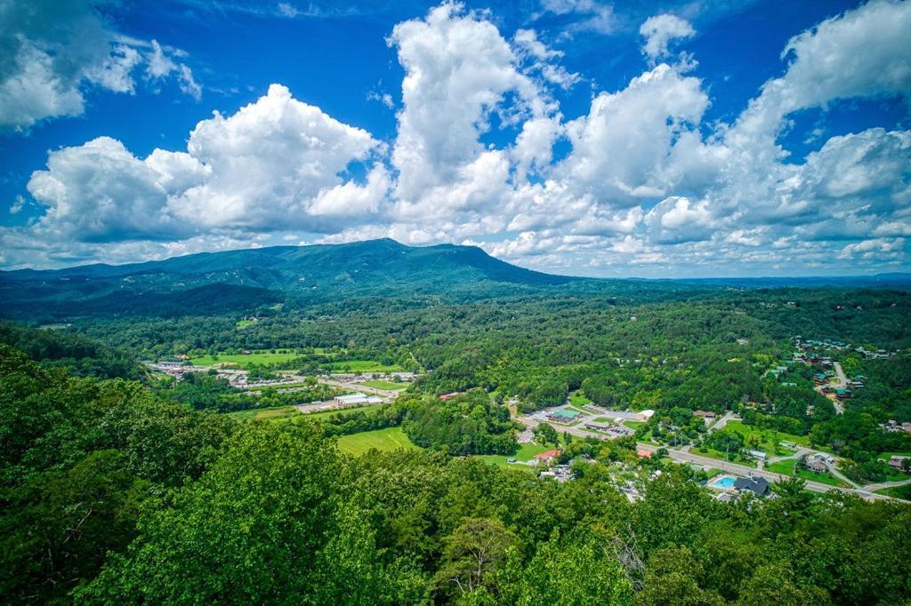 Suite Sensations, Hot Tub, Pool Table, 1089 Free Tickets Each Paid Day, Dollywood And More Pigeon Forge Kültér fotó